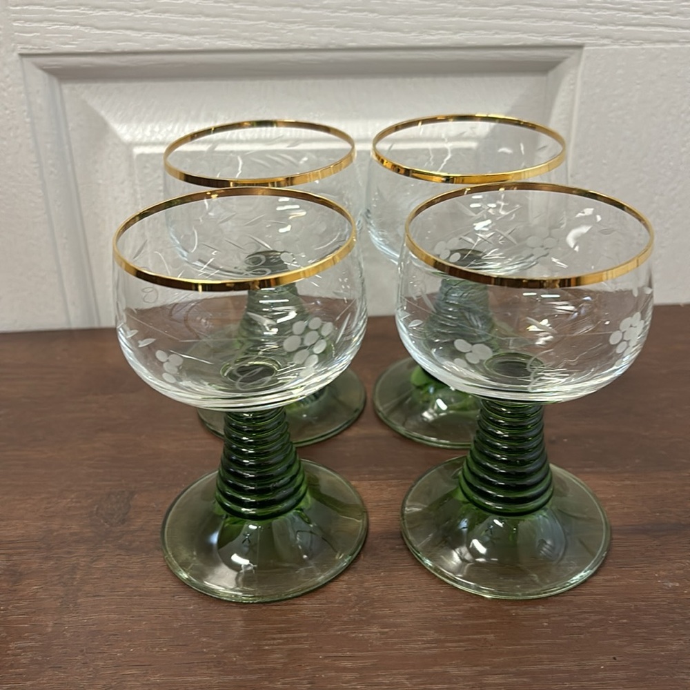A Set 4 German Roemer Emerald Green BeeHive Stem Etched Bowl Hold Brim